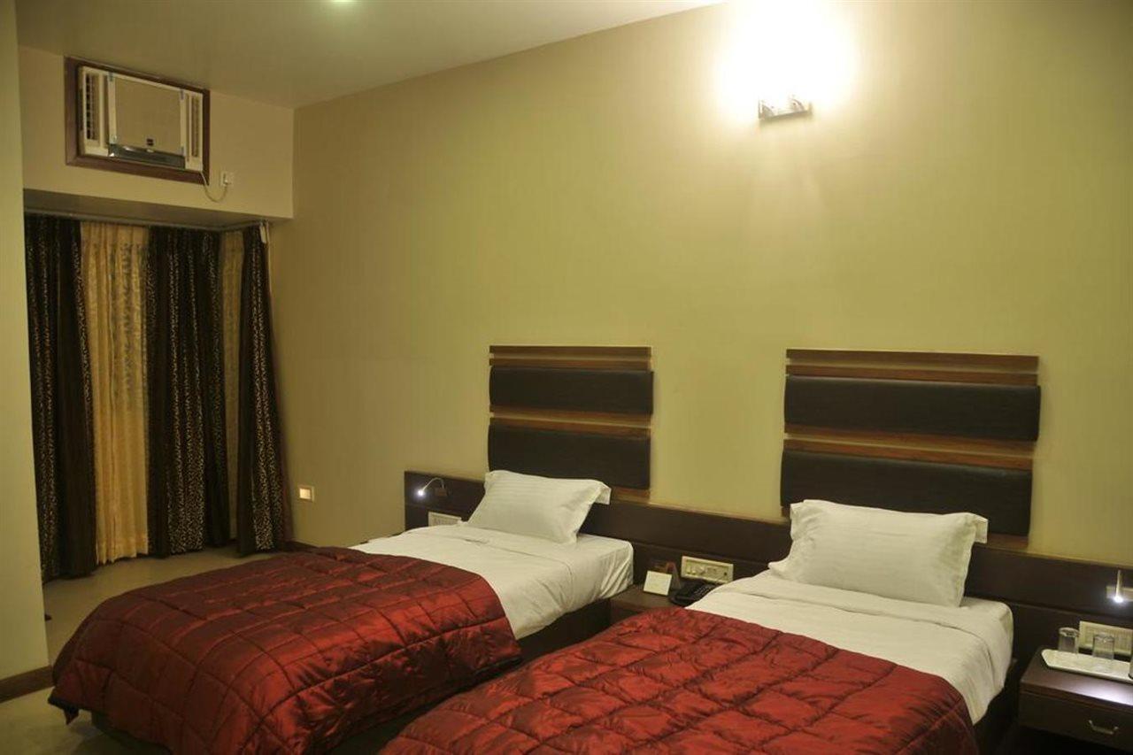 Jk Residency Kelakam Hotel ภายนอก รูปภาพ